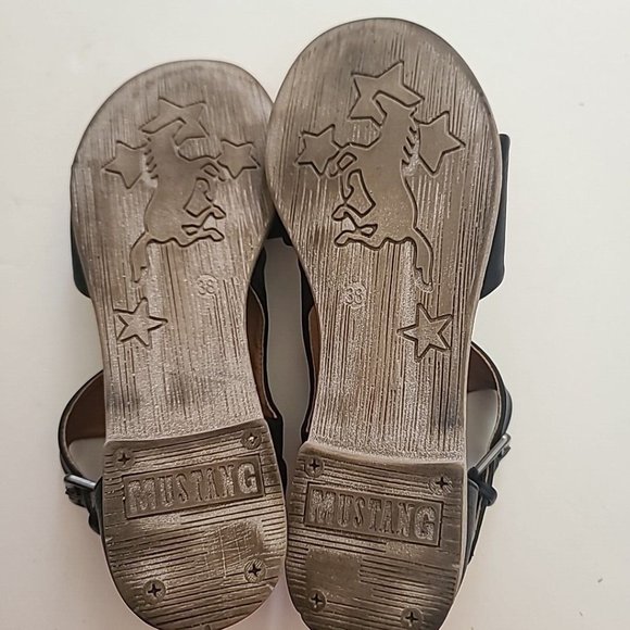 Mustang Women's Sandals Size 7 Closed Heel Black Flats with Buckle Closure - Picture 7 of 8